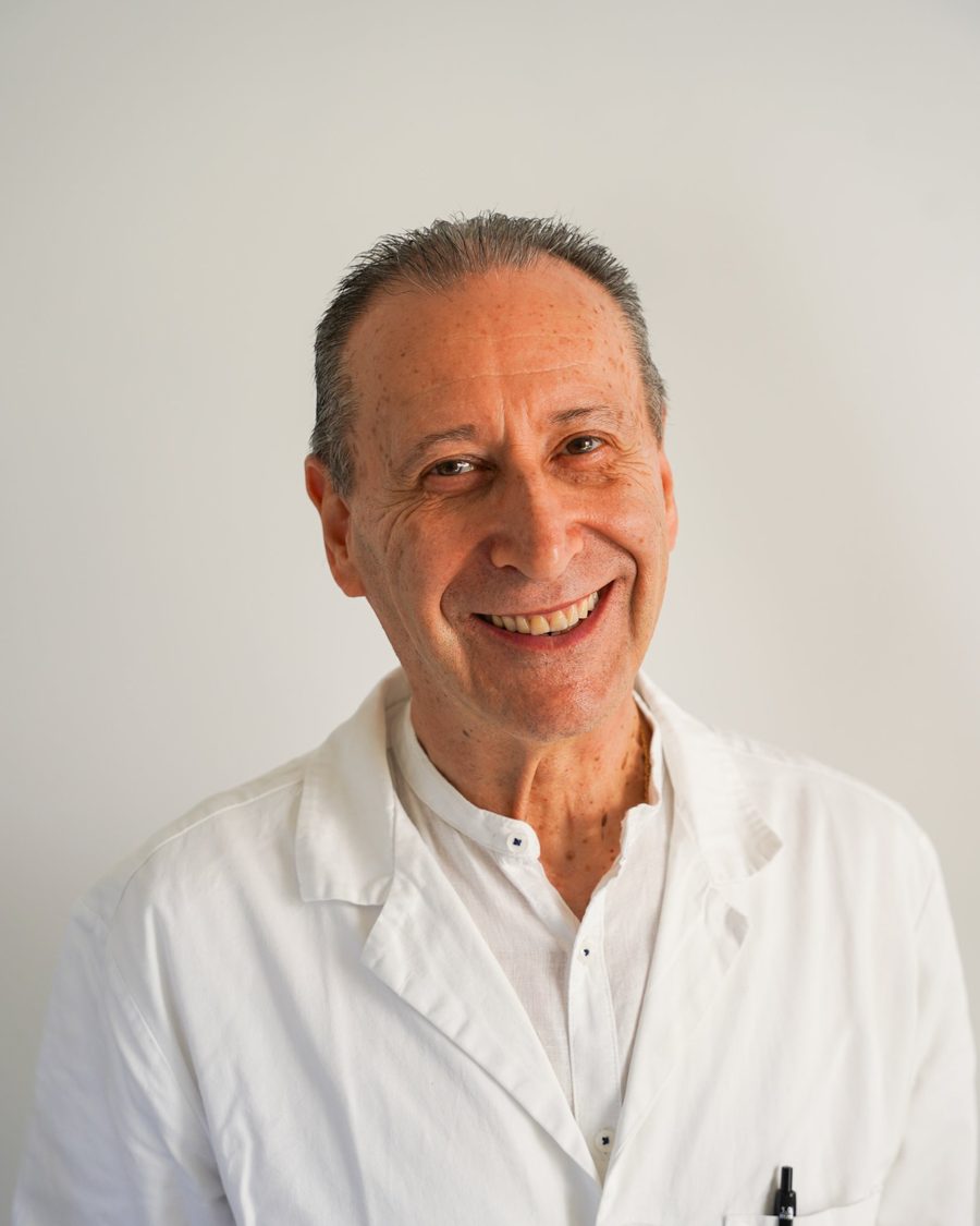 Il Dott. Mauro Scorretti sorridente, in camice bianco